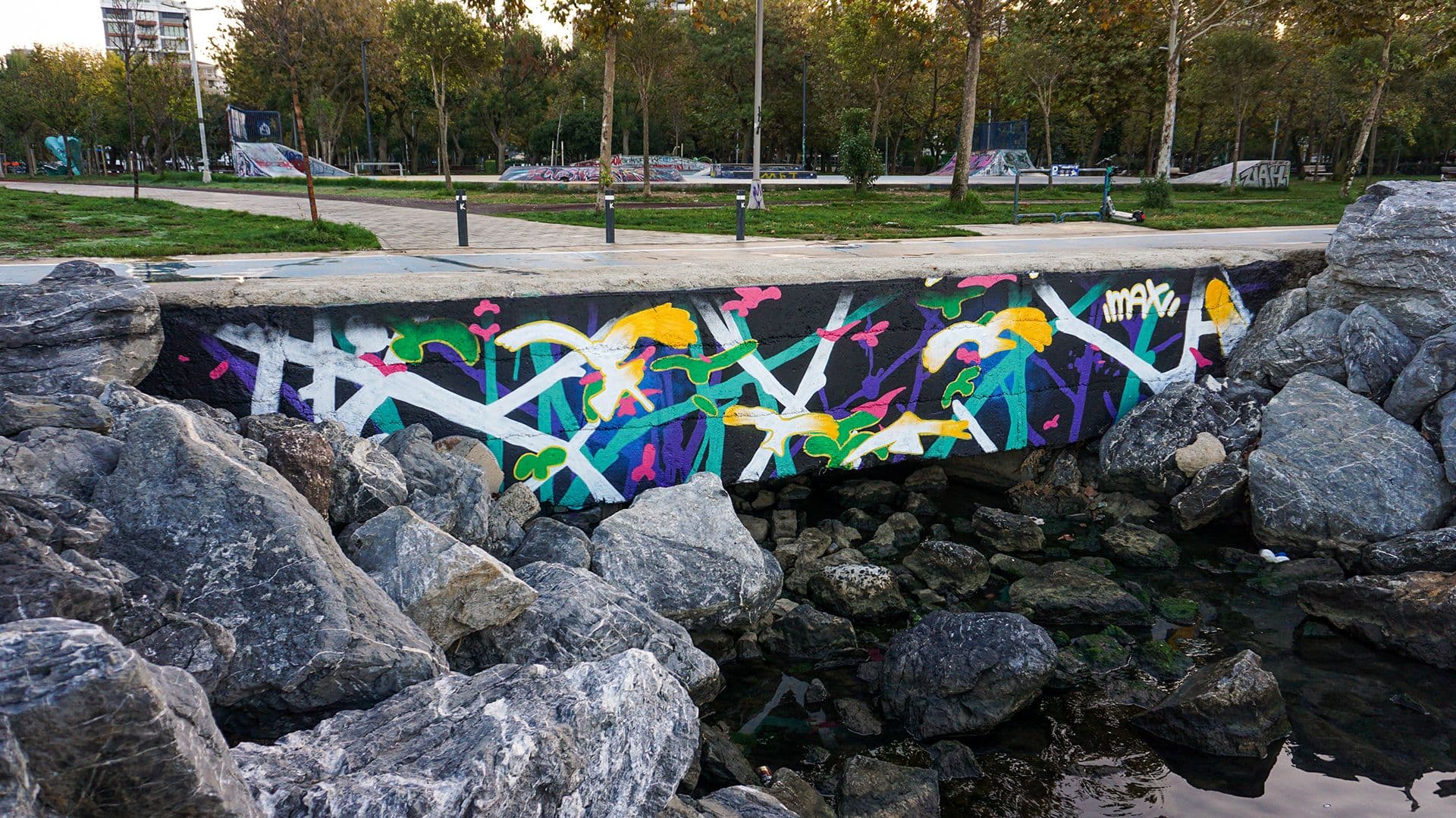 I would like to share a spot that has caught my eye for a long time. I chose a composition made up of tree trunks, branches, and bird moments, which I photographed from the surrounding areas. I enjoy creating paintings that are related to what I see and experience, expressing them in a layered way.
It is very important to me that the place where I paint holds personal meaning, rather than just being in the most visible location. You can explore the mural I painted and its surroundings through the photos.