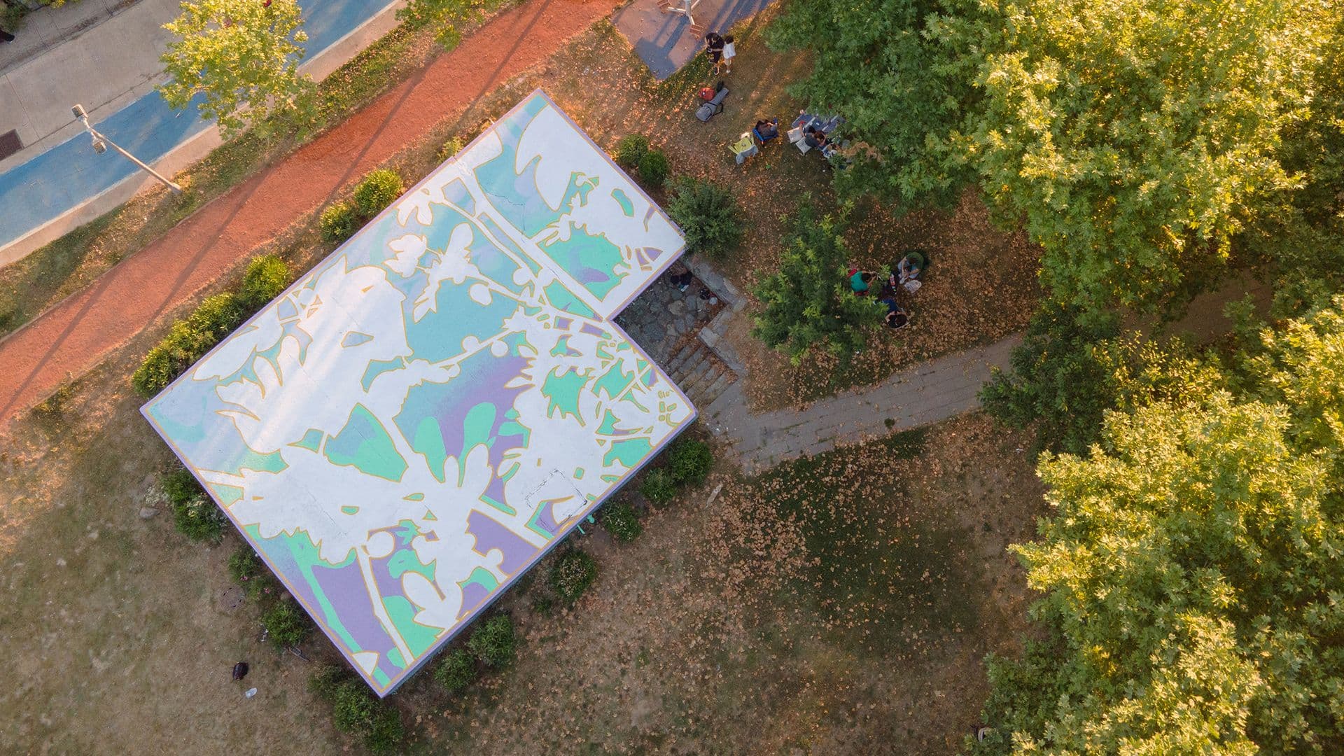 I've always loved fig trees and their scent, but I haven't come across them much in Kalamis.
You can sit on it, walk around and enjoy.