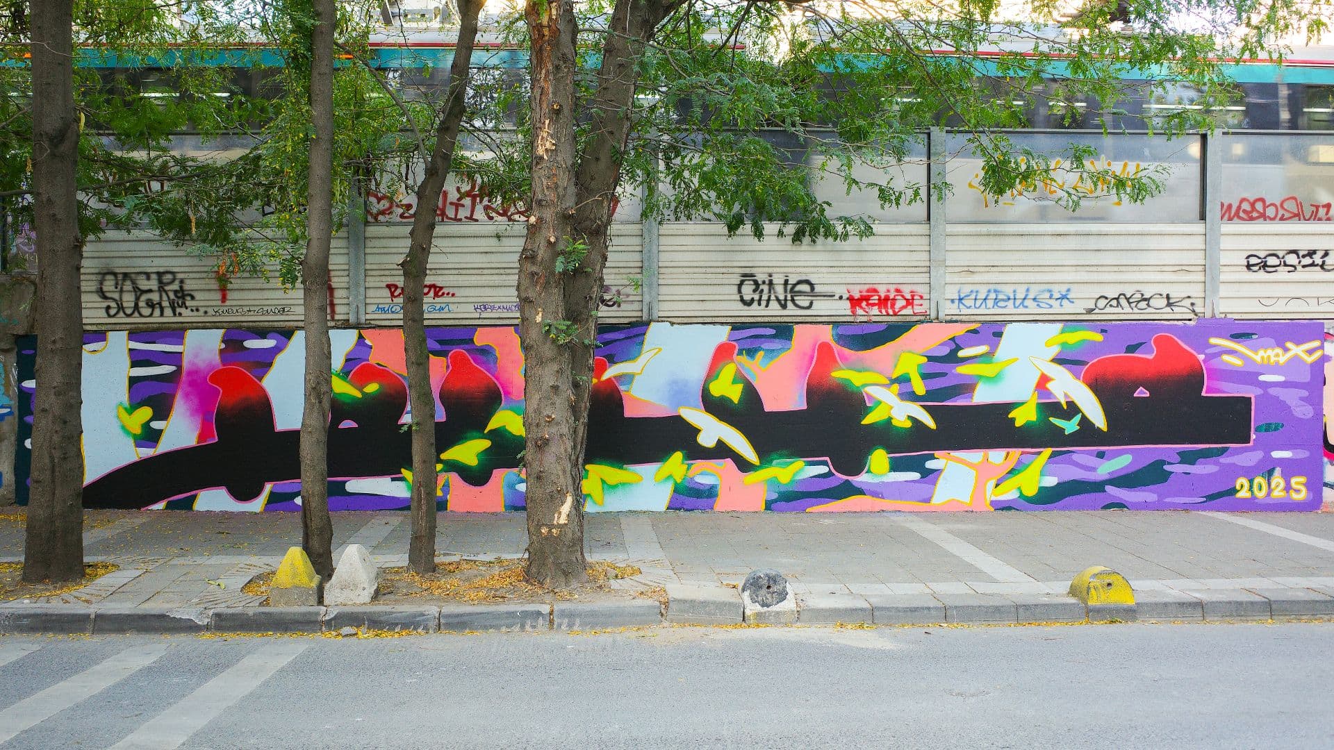 In this mural I wanted to blur the line between what I see and what I draw. Birds are resting on the vibrations of the sea while a heron claims its prey with a snake between its beak. Shades of red cut through the scene as waves and sun reflections quietly wash over everything, soft yet relentless.