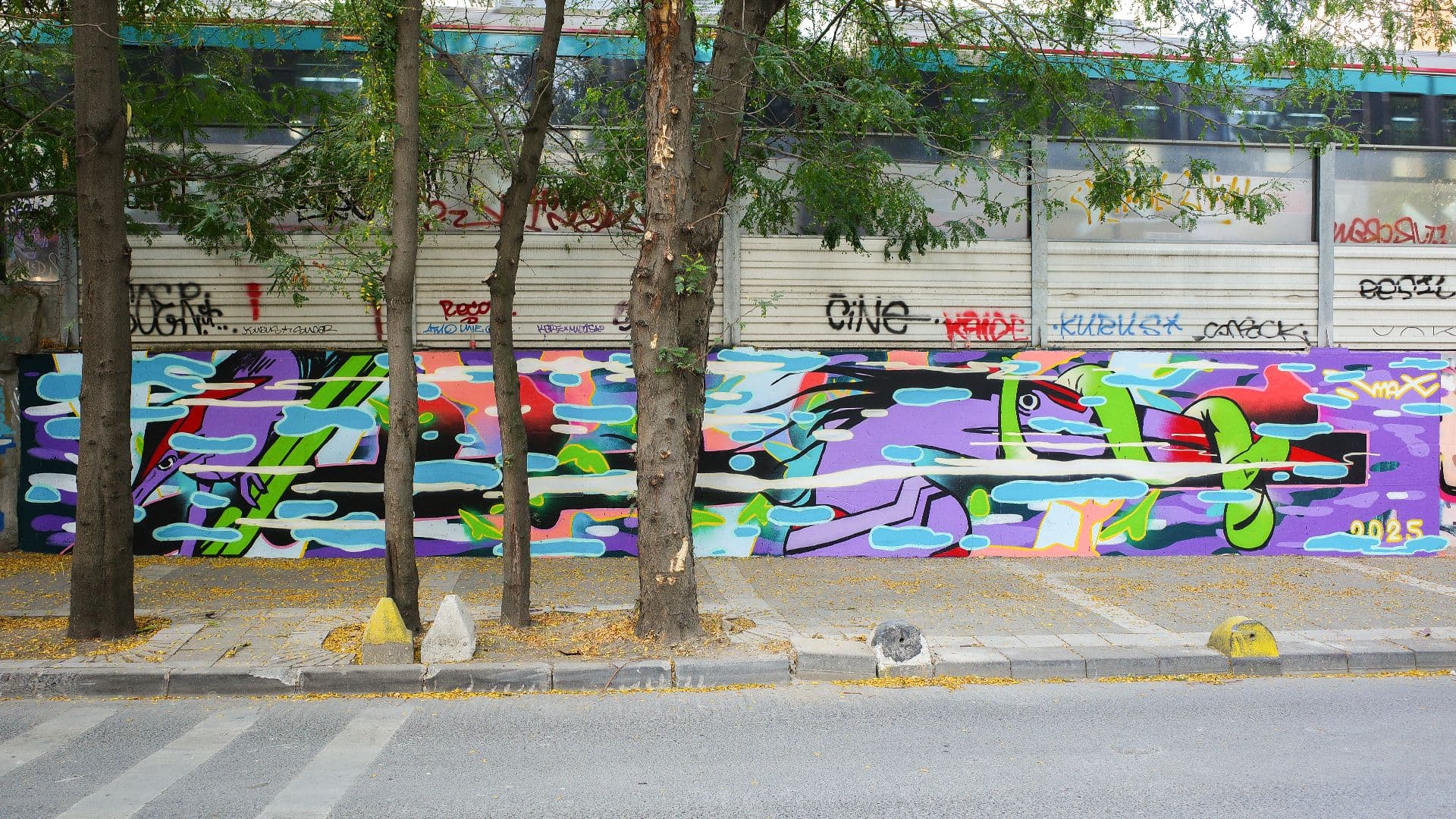 In this mural I wanted to blur the line between what I see and what I draw. Birds are resting on the vibrations of the sea while a heron claims its prey with a snake between its beak. Shades of red cut through the scene as waves and sun reflections quietly wash over everything, soft yet relentless.