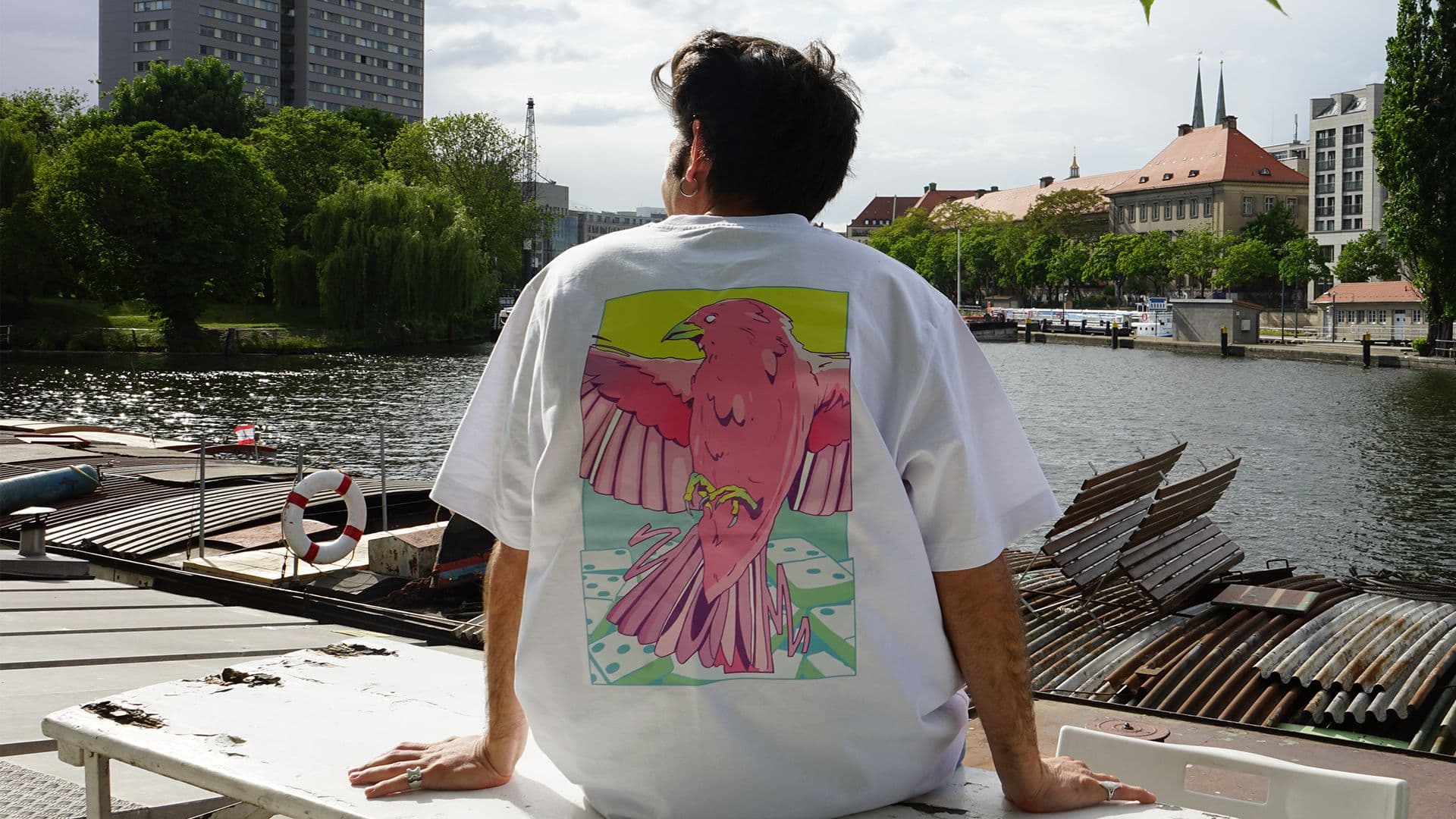 This unique t-shirt is designed by street artist Max on Duty in collaboration with Writer’s Block. The design is inspired by the mural 'Common Life' in Leeuwarden, NL.